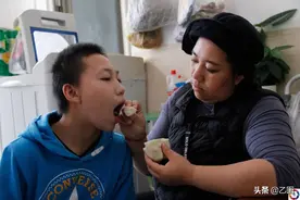 丈夫离婚，单亲妈妈独自携子求医，最难时5斤米母子俩吃了一个月图片