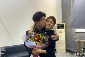 已婚却不讲男德的男明星：强吻、熊抱、亲密合照、共用吸管图片