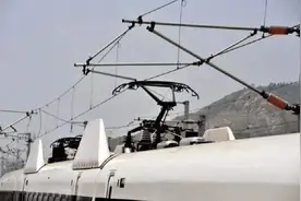 高铁是如何供电的？时速达300公里，头顶的高压线为什么磨不断？图片