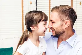 爸爸帮16岁女儿搓背，面对妻子指责回怼：“孩子和我亲！”图片