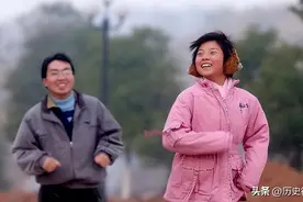 带弃婴妹妹上大学的洪战辉，05年感动中国之后，兄妹过得怎么样？图片