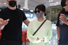 孙燕姿被大批粉丝追捧，素颜皮肤黝黑脸还肿，打扮清新却暴露年龄图片