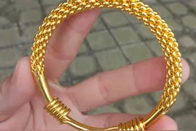 母女俩落难时是她救了她们，20年为报此恩，她们买了金手镯给恩人图片