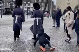 英国女王卫队士兵撞倒儿童后直接“跨”过去，为什么从来不退让？图片