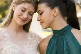 比尔·盖茨俩女儿同框差别大！网红小妹争议多，名媛大姐却很朴实图片