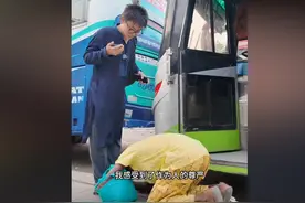 印度大叔给中国小伙下跪，还要把女儿嫁给他，原因曝光让人鼻酸了图片