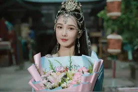 王鹤棣陈小纭KTV视频曝光传出恋爱绯闻，双方工作室回应：视频内容为剧组同事杀青聚餐，其他内容都是编故事图片