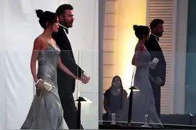 47岁贝嫂抢新娘风头！穿吊带“睡裙”出席大儿子婚礼，小七变胖妞图片