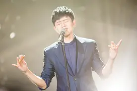 张杰演唱会疑似有人坐救护车进场，一人五百元，卫健局回应图片
