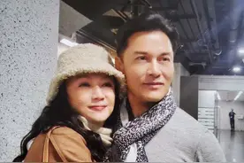 59岁曾华倩去刘德华演唱会，亲吻华仔立牌搂抱吕良伟，举止惹争议图片