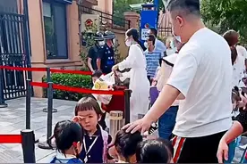 江苏，爸爸送三胞胎女儿上幼儿园，依次吻别女儿耐心叮嘱转头泪崩图片