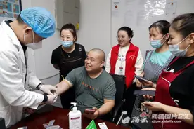 便民贴心！这个社区上门帮办健康证 经营户点赞：不用再关门跑趟子！图片