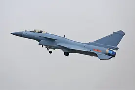 数量最少的国产三代机，只有40多架的歼10B，如今执行特种任务图片