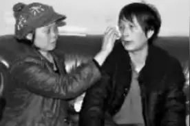 17岁保姆尽心伺候主家22年，39岁患尿毒症，女主人拾荒为她治病图片