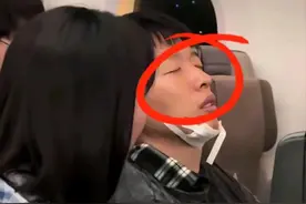 女子大闹航班！男友绝望，踹厕所逼停飞机，网友：不是第一次找事图片