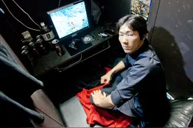 日本网吧难民，有人连续包夜10年，绝望声称不想再做日本人图片