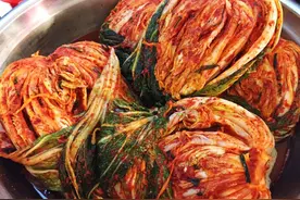 吃自制泡菜后，竟吃进了ICU？提醒：这九种食物也要警惕食物中毒图片