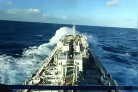 轮船在巨浪中为什么不会翻？靠什么保持稳定？图片