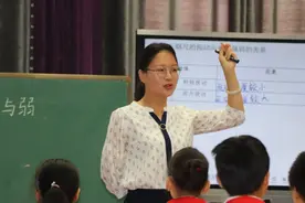 老师连续掌掴抽打学生，隔着屏幕都觉得疼，网友评论却一边倒了？图片