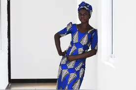 那个非洲女黑人，在厨房帮厨时一顿吃了10多个鸡蛋，回家里还带水图片