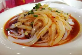 夏天到了，1碗淀粉6碗清水，教你自制凉粉，清凉滑嫩，开胃解腻图片