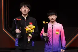 凤凰涅槃，10月30日，王楚钦、何冰娇在世界之巅小区拿到新房钥匙图片