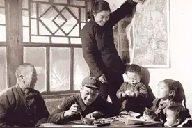 六十年代过年的场景，虽然物质不丰富，但年味十足，让人怀念图片