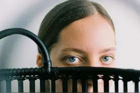 婚后老公对我疑心重重，跟踪窃听层出不穷，要不要离婚？图片