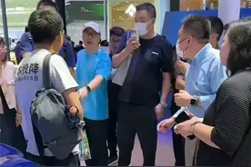 成都车展上蓝衣人的身份被撤掉已经不是第一次了图片