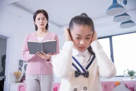 孩子到了这一年龄，母亲要学会放手，别辛苦十几年，养出一个仇人图片