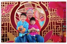70岁洪金宝近照曝光，抱俩孙子合影白发苍苍，全家福不见高丽虹图片