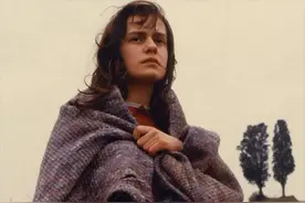 深圳流浪女气质出众，本是资产千万的老板，却被男友抛弃流落街头图片