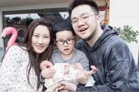 巴图官宣生二胎后首晒全家福，长子罕见出镜，被赞像奶奶宋丹丹图片