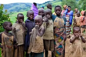 真实小人国，8岁成熟，12、13岁生儿育女，35岁死亡图片