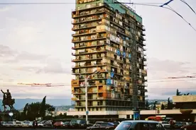 城市中高楼林立，“寿命”不过50年，到年限了难道要一一爆破吗？图片