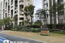 马尾一小区业主集资4万建围栏被强制拆除！部门：未经审批，属违建图片