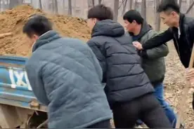 河南商丘小伙返乡第一天号召修路：众人扛铁锹运沙，为村里办实事图片