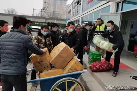 生活必需品捐赠农民工让他们在流淌汗水的城市感受亲人般的温暖图片