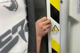 广州地铁3号线，哈哈哈笑不行了图片