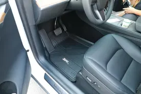 新车上路为什么要更换脚垫，动辄上千的汽车脚垫真的至关重要？图片