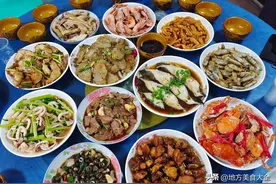 温州小伙带女朋友回家，舅舅准备一桌子菜，结果不让女生上桌吃饭图片