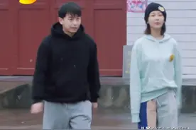 矮个男星虚报身高，穿高跟鞋、踩箱子，跟女明星同框就原形毕露图片