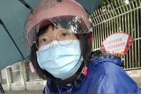 暖心！在大雨滂沱中，她为倒地老人撑起一把伞图片