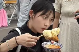 网友街头偶遇吴半饱录吃播，实锤真吃，真实颜值曝光与视频差别大图片