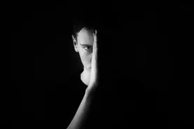 谈歧视：“我没有得罪你们任何人，为什么要攻击我？”图片