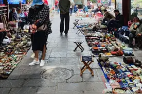 午夜南京，探寻传闻的金陵“鬼市”，人流喧嚣，挡不住集市的落寂图片