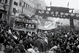 西南解放后，一伙农民拦住解放军：我们是红军，在等周恩来的命令图片