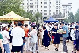 社区搭建“惠民小摊”创业城居民1分钱买到3斤土豆图片