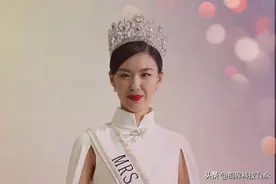 中国女子第一人！首位盲人模特，生两个儿子后丈夫带43岁的她走秀图片