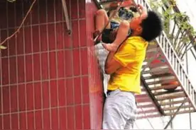 9年前，23岁“托举哥”爬3楼救女童，事后默默走开，如今过得怎样图片